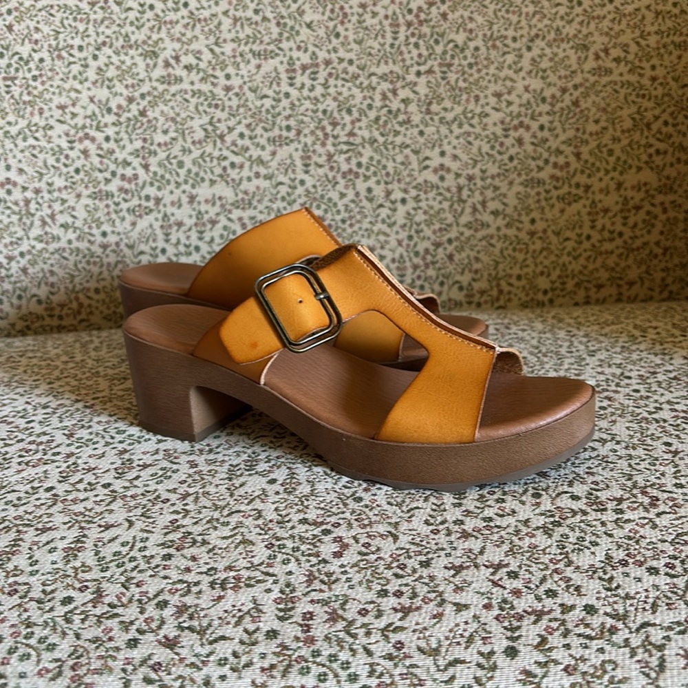 Elegant Tan Sandals with Buckle